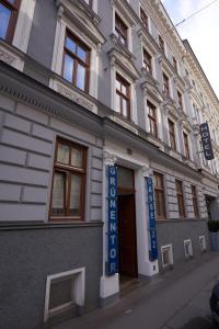 un edificio con una señal azul en el costado. en Apartments Deutschmeister en Viena