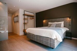 Postel nebo postele na pokoji v ubytování Hotel Le Val D'arimont