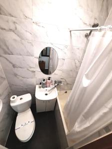 A bathroom at Квартира с видом на Белую беседку Сеть апартаментов в центре Alex Apartmets Бесконтактное заселение 24-7
