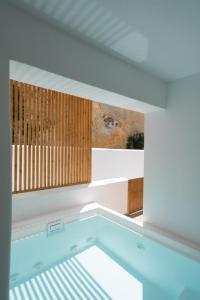 Bazen u ili blizu objekta Allegro Suites Oia
