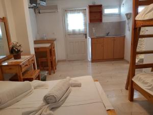 Stavros Beach Villas房間的床