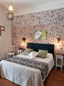 una camera con un grande letto e un muro di Hotel Victoria a Firenze