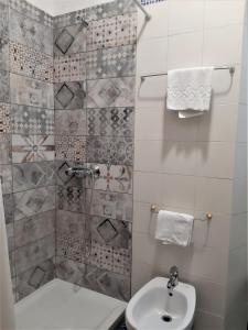 ein Bad mit einer Dusche, einem WC und einem Waschbecken in der Unterkunft Hotel Victoria in Florenz