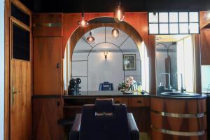 a kitchen with an archway in the middle of a room at La casa del barbiere in Loreto