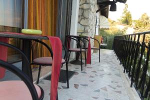 une rangée de chaises assises sur un balcon dans l'établissement Villa de Ros, à Salò
