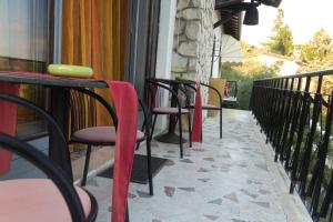 a row of chairs sitting on a balcony at Guest House Villa de Ros in Salò