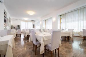 Hotel Dolomiti tesisinde bir restoran veya yemek mekanı