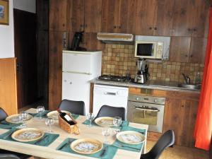 kuchnia ze stołem z talerzami i kieliszkami do wina w obiekcie Manoir 1 appt Les Gets w mieście Les Gets