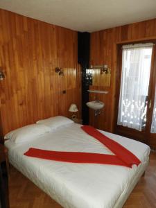 sypialnia z łóżkiem z czerwonym kocem w obiekcie Manoir 1 appt Les Gets w mieście Les Gets