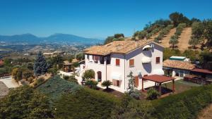 una vista aerea di una casa su una collina di B&B Villa Floriana a Tortoreto