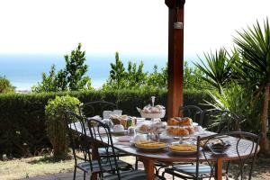 un tavolo con pane e dolci sopra di B&B Villa Floriana a Tortoreto