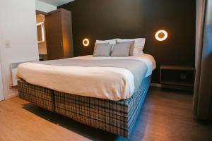 Rúm í herbergi á Hotel Le Val D'arimont