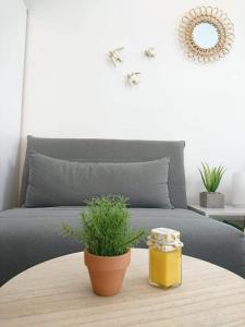 une table avec une plante au-dessus d'un lit dans l'établissement LPA, à Annecy