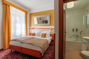 Postel nebo postele na pokoji v ubytování Bellevue Hotel Český Krumlov