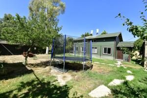 a trampoline in the yard of a house at Tzlil Hateva in H̱osen