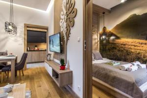 Televízia a/alebo spoločenská miestnosť v ubytovaní ApartHost Jagiellońska Residence