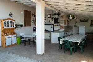 a kitchen and dining room with a table and chairs at Villa Lo Verde in Partinico