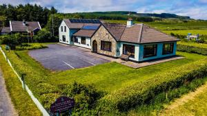 an overhead view of a house with a parking lot at Slieve Elva B&B in Lisdoonvarna