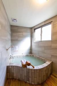 Baðherbergi á Phoenix Pavilion Hot Spring Hotel