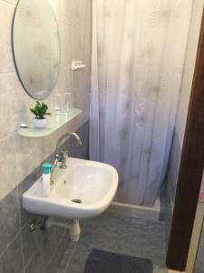 A bathroom at Platanos Rooms