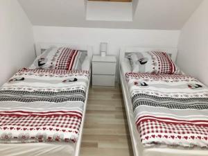2 Einzelbetten in einem Zimmer mit in der Unterkunft Osada Zdrojowa u Martyny in Długopole Dolne + 14 Fotos