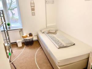 Tempat tidur dalam kamar di New Hostel Berlin Mitte FREE SNACK hot tea and coffee