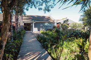 una pasarela de madera frente a una casa en The Dome - Misty Mountain Reserve, en Thornham