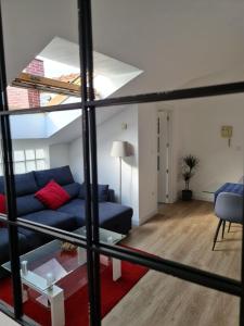 ein Wohnzimmer mit einem blauen Sofa und einem Tisch in der Unterkunft Apartamento nuevo en El Astillero in El Astillero