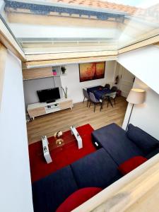 sala de estar con sofá y TV en Apartamento nuevo en El Astillero en El Astillero