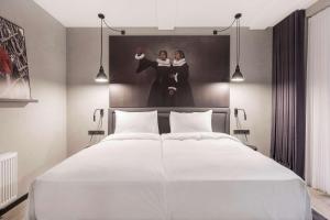 Radisson RED Aarhus客房内的一张或多张床位