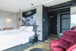 Radisson RED Aarhus客房内的一张或多张床位
