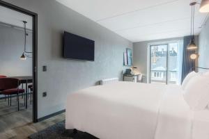 Radisson RED Aarhus客房内的一张或多张床位