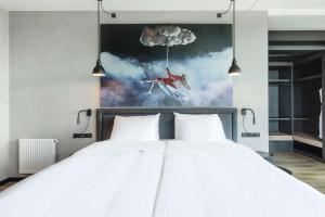 Radisson RED Aarhus客房内的一张或多张床位