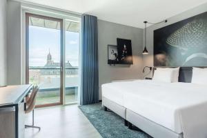 Radisson RED Aarhus客房内的一张或多张床位
