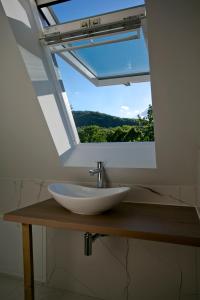 A bathroom at B&B Plitvice Holiday Lodge