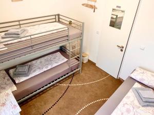 2 beliches num quarto com uma porta em New Hostel Berlin Mitte FREE SNACK hot tea and coffee em Berlim