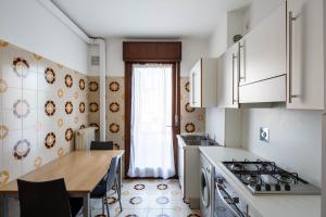 Η κουζίνα ή μικρή κουζίνα στο Appartamento Calmo 2DX