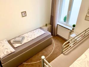 Cama ou camas em um quarto em New Hostel Berlin Mitte FREE SNACK hot tea and coffee
