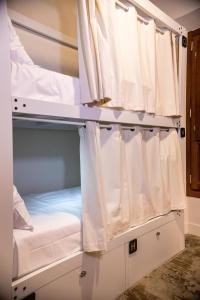 Posteľ alebo postele v izbe v ubytovaní 4U Hostel