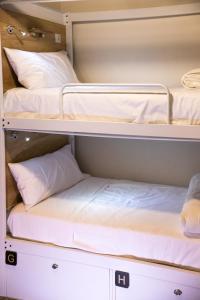 Posteľ alebo postele v izbe v ubytovaní 4U Hostel