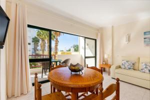 Μια τηλεόραση ή/και κέντρο ψυχαγωγίας στο Rocha Seaside by Encantos do Algarve - 406