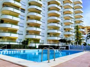 Bazén v ubytovaní CANCÚN III Solo Familias Serviplaya alebo v jeho blízkosti