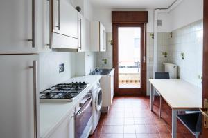 A kitchen or kitchenette at Appartamento Calmo 3SX