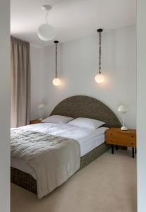a bedroom with a large bed and two lamps at Apartament LUMOS by Pedro Polanica in Polanica-Zdrój