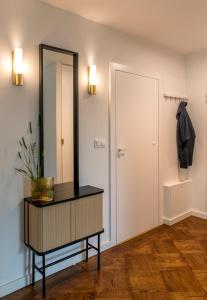 a dressing room with a mirror and a dresser at Apartament LUMOS by Pedro Polanica in Polanica-Zdrój