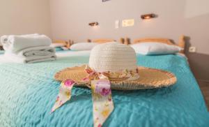 Posteľ alebo postele v izbe v ubytovaní Iniohos Zante Hotel & Suites