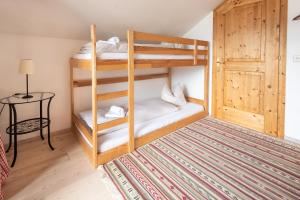 Apartment Südblick Kitzbühel by Alpine Host Helpers tesisinde bir ranza yatağı veya ranza yatakları