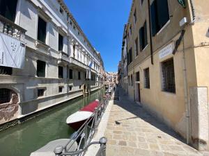 威尼斯的住宿－LN HOMES VENICE - San Marco Canal View，相簿中的一張相片