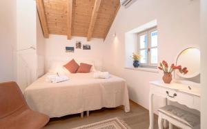 a bedroom with a bed with a mirror and a sink at Villa Zanino in Veliko Grablje
