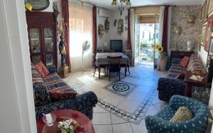 - un salon avec des canapés et une table dans l'établissement Casa Antica Savoia, à Taormine